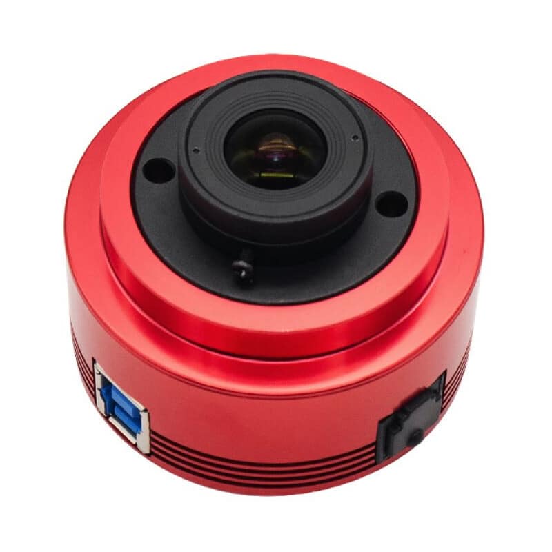 Caméra ASI 4621 MC rouge vue de face avec capteur CMOS visible et circuit imprimé vert central